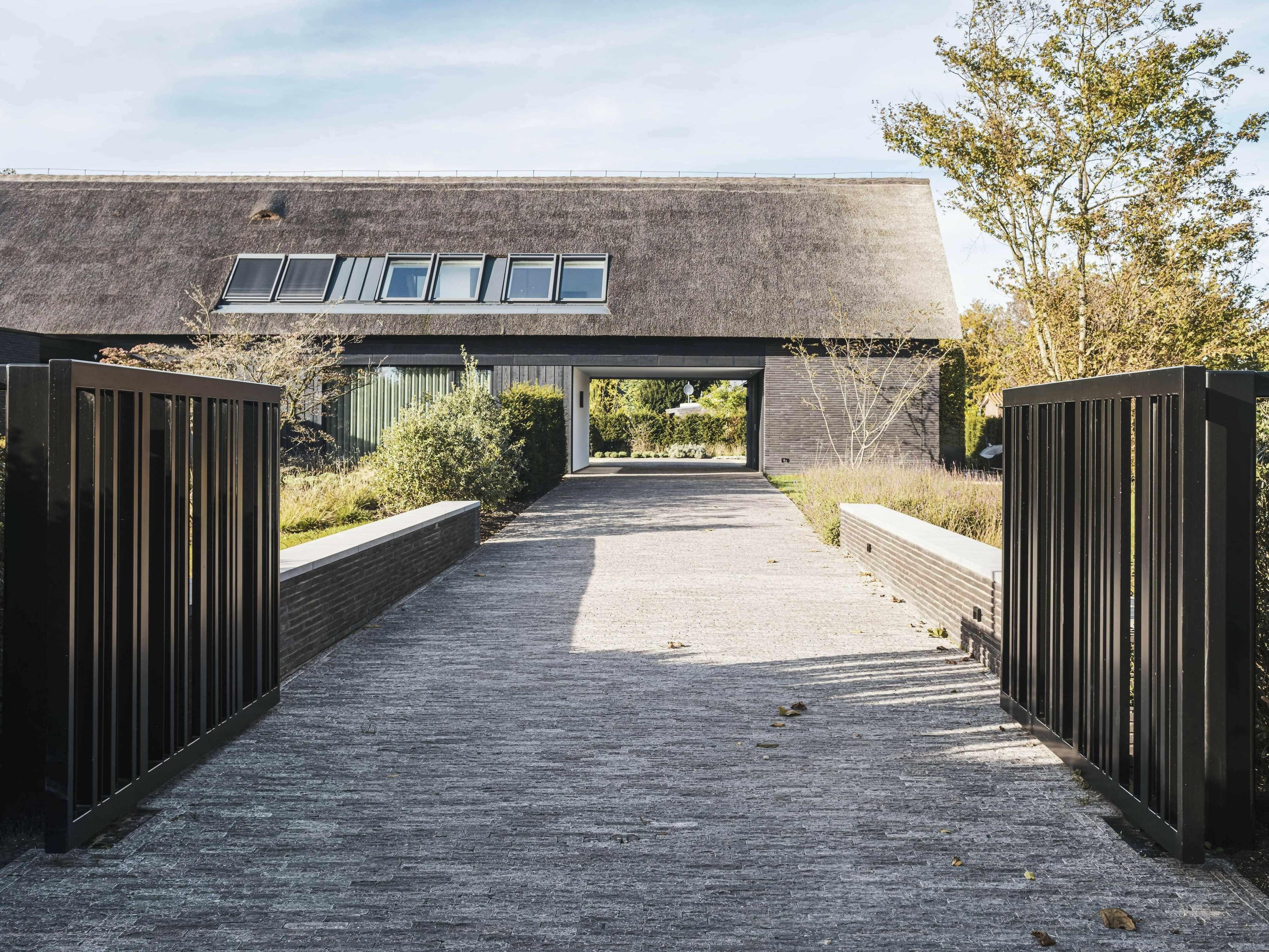 Prachtige nieuwbouw villa met hoogwaardige verlichting-Prachtige nieuwbouw villa met hoogwaardige verlichting-entree / hal / trap-prachtige-nieuwbouw-villa-met-hoogwaardige-verlichting-OBLY