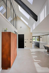 Project Berkers-Berkers Vloeren-Berkers Vloeren,betonlook vloer,designvloer,gietvloer woning,Grigio di Base,luxe woonhuis,moderne woonbeton vloer,naadloze vloer,Venetiaans woonbeton,vloer renovatie,vloer verbouwing,woonbeton keuken,woonbeton vloer,woonbeton Waalre,woonbeton woonkamer-Woonbeton vloer Grigio di Base in woonhuis Waalre-OBLY