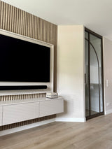 Project Limmen-Lifs Interior Design-achterpui met glaswand,bronzen stalen deur,cinewall met akoestische panelen,Keuken,leefkeuken,maatwerk eetkamerbank,open woonkamer,stijlvolle renovatie,warm modern interieur-Warm modern interieur met leefkeuken en cinewall-OBLY