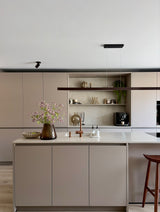 Project Limmen-Lifs Interior Design-achterpui met glaswand,bronzen stalen deur,cinewall met akoestische panelen,Keuken,leefkeuken,maatwerk eetkamerbank,open woonkamer,stijlvolle renovatie,warm modern interieur-Warm modern interieur met leefkeuken en cinewall-OBLY