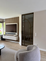 Project Limmen-Lifs Interior Design-achterpui met glaswand,bronzen stalen deur,cinewall met akoestische panelen,Keuken,leefkeuken,maatwerk eetkamerbank,open woonkamer,stijlvolle renovatie,warm modern interieur-Warm modern interieur met leefkeuken en cinewall-OBLY
