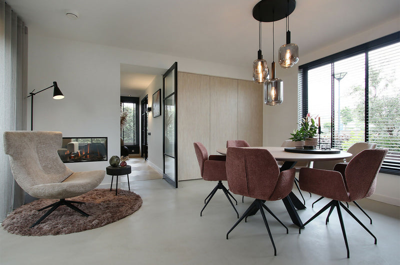 Keuken met plafond van gedroogde rozenblaadjes