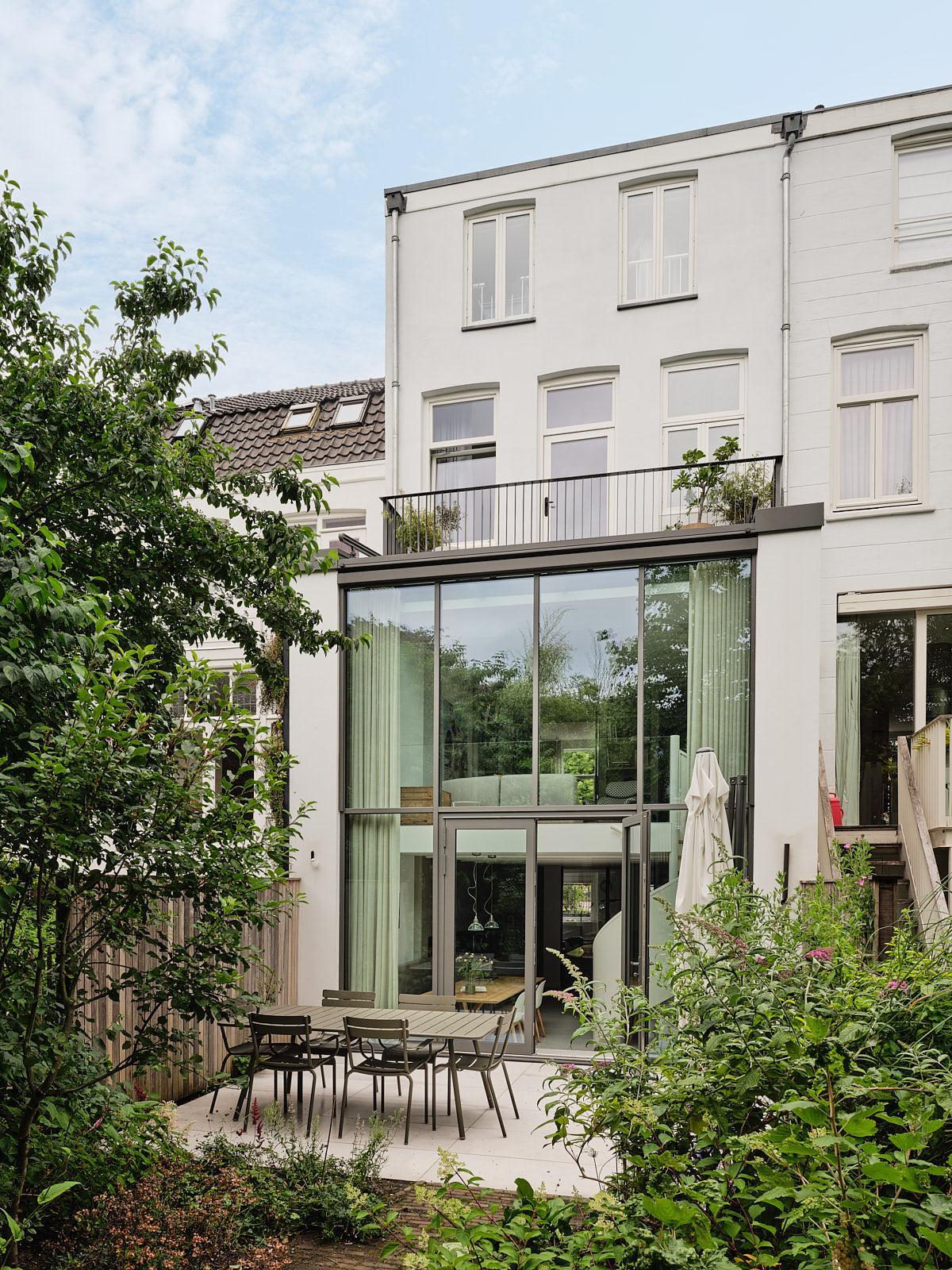 Renovatie Herenhuis Ringdijk Amsterdam | Studio Ruim-RUIM STUDIO-glazen uitbouw,herenhuis,interieurarchitect Amsterdam,leefkeuken,modern interieur,moderne architectuur,Monumentaal,monumentaal wonen,Ringdijk Amsterdam-Renovatie Monumentaal herenhuis Amsterdam | Studio Ruim-OBLY