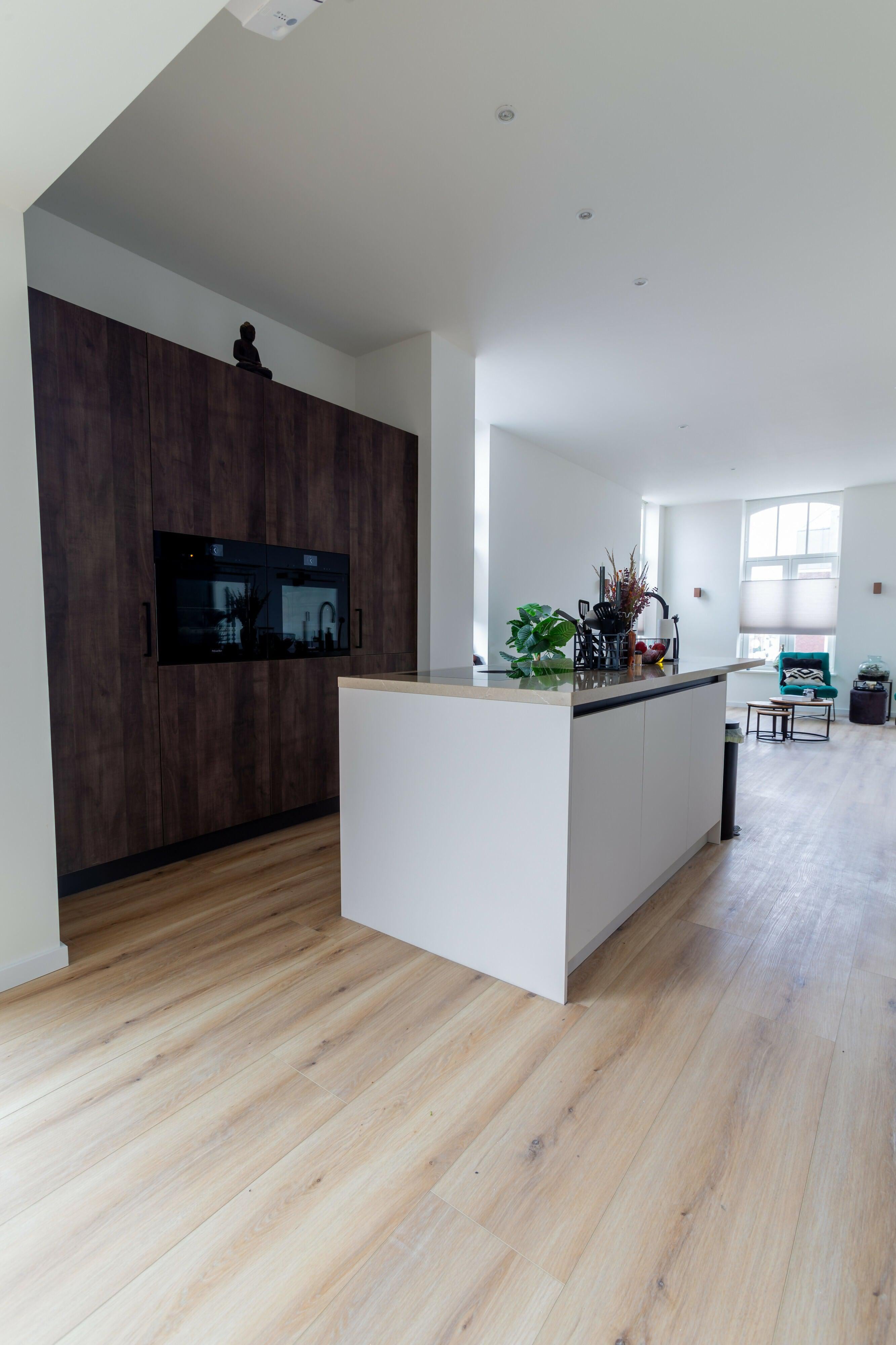 Renovatie en Modernisering Herenpand in Breda-BVD TOTAALBOUW-Keuken,moderne renovatie,moderne woonruimte,renovatie interieur,renovatie met open keuken,renovatie woning,totaalrenovatie,woning renovatie project,woonkamer-OBLY