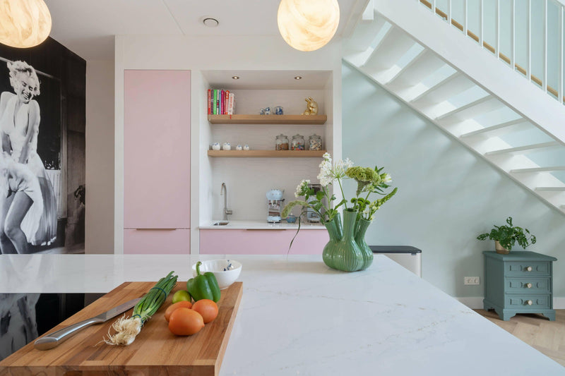Roze keuken met blauwe muur-Keukenstudio Stormink-keuken-roze-keuken-met-blauwe-muur-OBLY