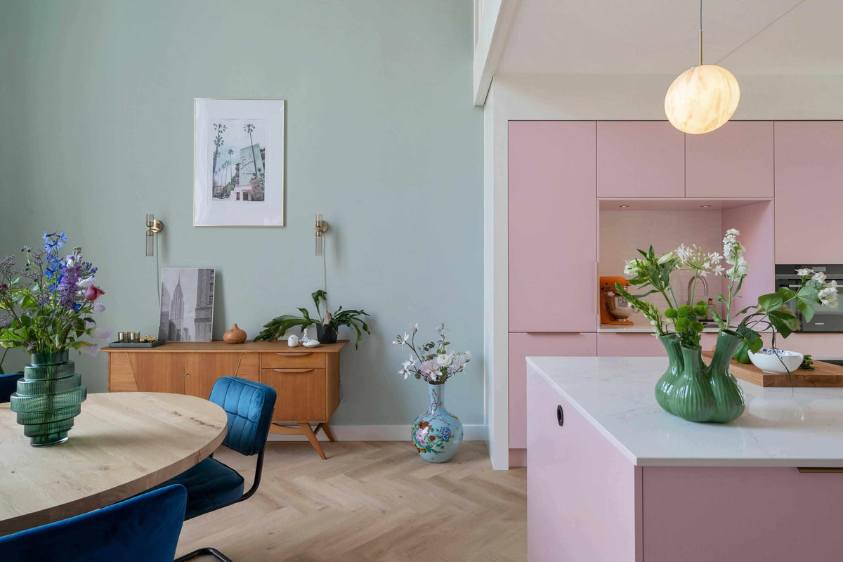 Roze keuken met blauwe muur-Keukenstudio Stormink-keuken-roze-keuken-met-blauwe-muur-OBLY