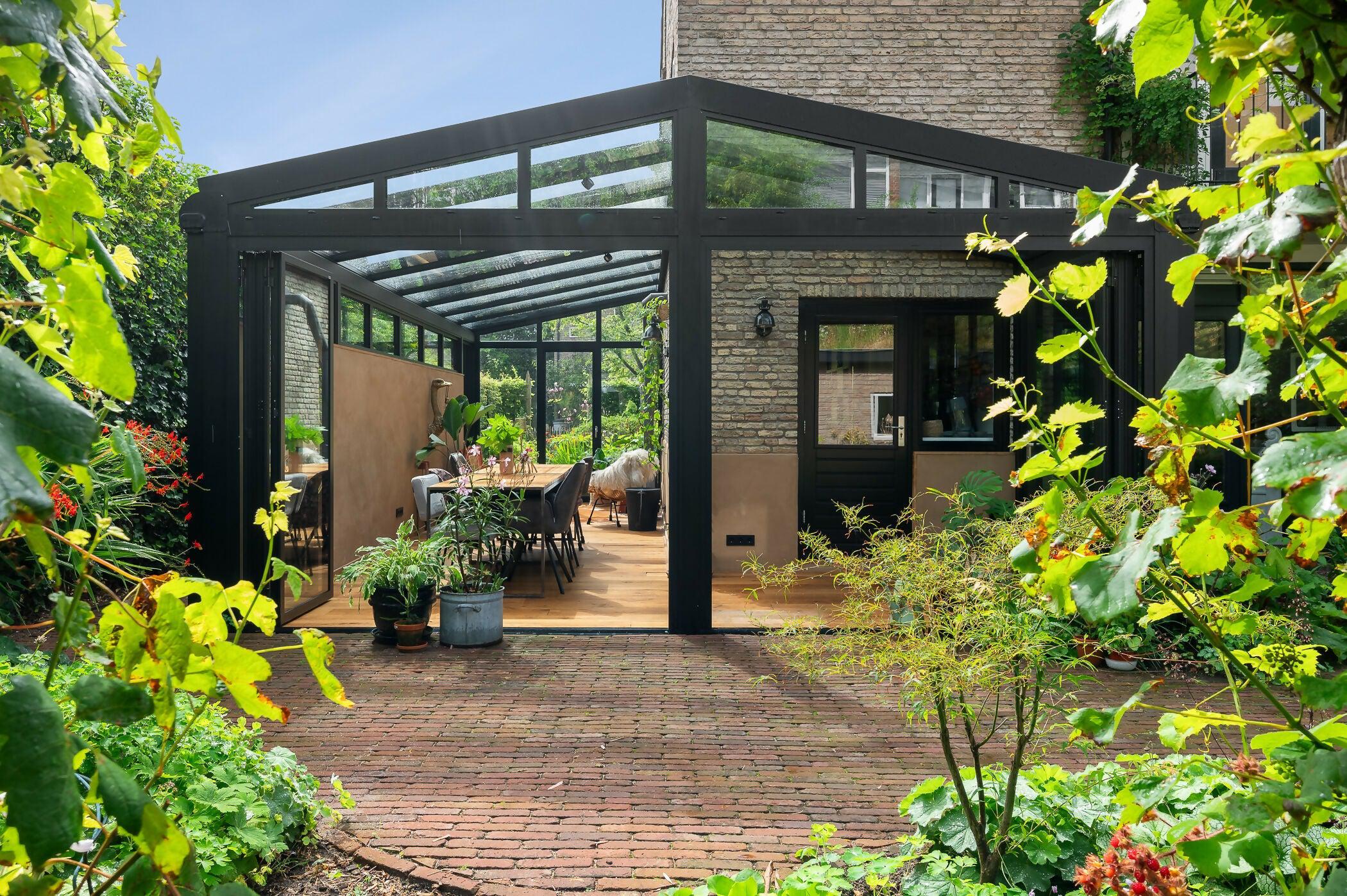 Ruime geïsoleerde serre aanbouw-Busscher Serrebouw-Aanbouw,binnen buiten wonen,buitenkamer,glazen serre,serre,serre aan woning,serre aanbouw,serre met glasdak-Ruime Geïsoleerde Serre Aanbouw – Creëer Extra Leefruimte en Geniet va-OBLY