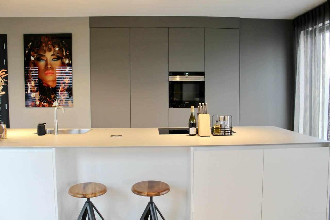 Ruime leefkeuken met wit kookeiland-NEWLOOK KEUKENS-Keuken-Ruime leefkeuken met wit kookeiland-OBLY