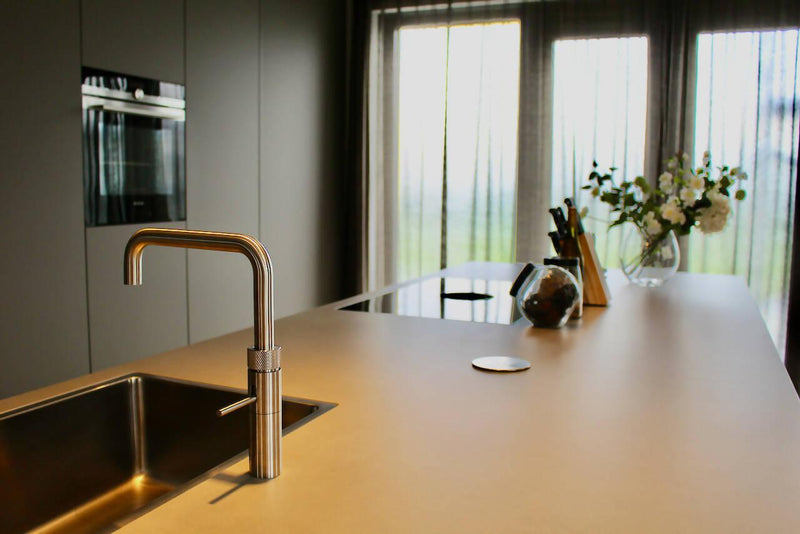 Ruime leefkeuken met wit kookeiland-NEWLOOK KEUKENS-Keuken-Ruime leefkeuken met wit kookeiland-OBLY