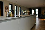 Ruime leefkeuken met wit kookeiland-NEWLOOK KEUKENS-Keuken-Ruime leefkeuken met wit kookeiland-OBLY
