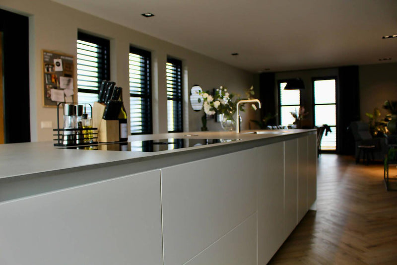 Ruime leefkeuken met wit kookeiland-NEWLOOK KEUKENS-Keuken-Ruime leefkeuken met wit kookeiland-OBLY