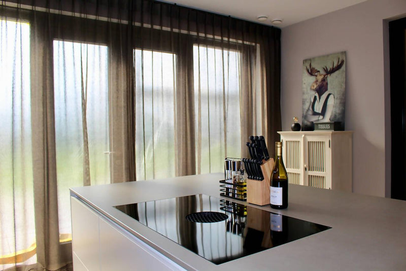 Ruime leefkeuken met wit kookeiland-NEWLOOK KEUKENS-Keuken-Ruime leefkeuken met wit kookeiland-OBLY