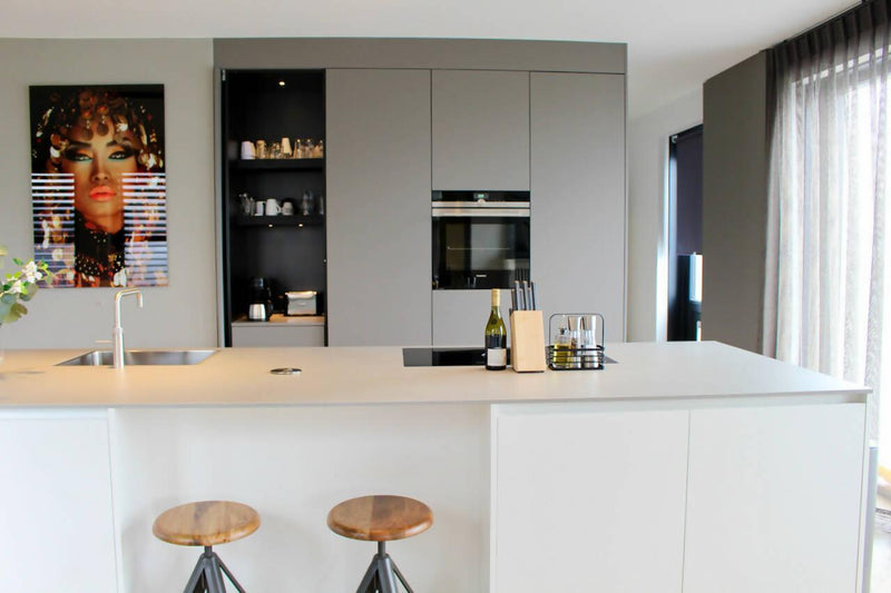Ruime leefkeuken met wit kookeiland-NEWLOOK KEUKENS-Keuken-Ruime leefkeuken met wit kookeiland-OBLY