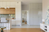Rustgevende wandbekleding in een licht Scandinavisch appartement-Dennis v Zanden-woonkamer-Subtiele Luxe in Scandinavisch Appartement met Wandbekleding | Grupa M-OBLY