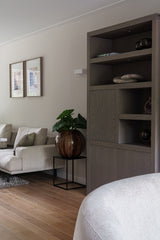 Rustig en verfijnd interieur met maatwerk en warme materialen-Angela Dam-compleet interieur,houtstructuren,kleur- en materiaaladvies,modern interieur,natureltinten,royale woning,totaalinterieur,verfijnd interieur,warme materialen,zwarte accenten-Rustig en verfijnd interieur met maatwerk-OBLY