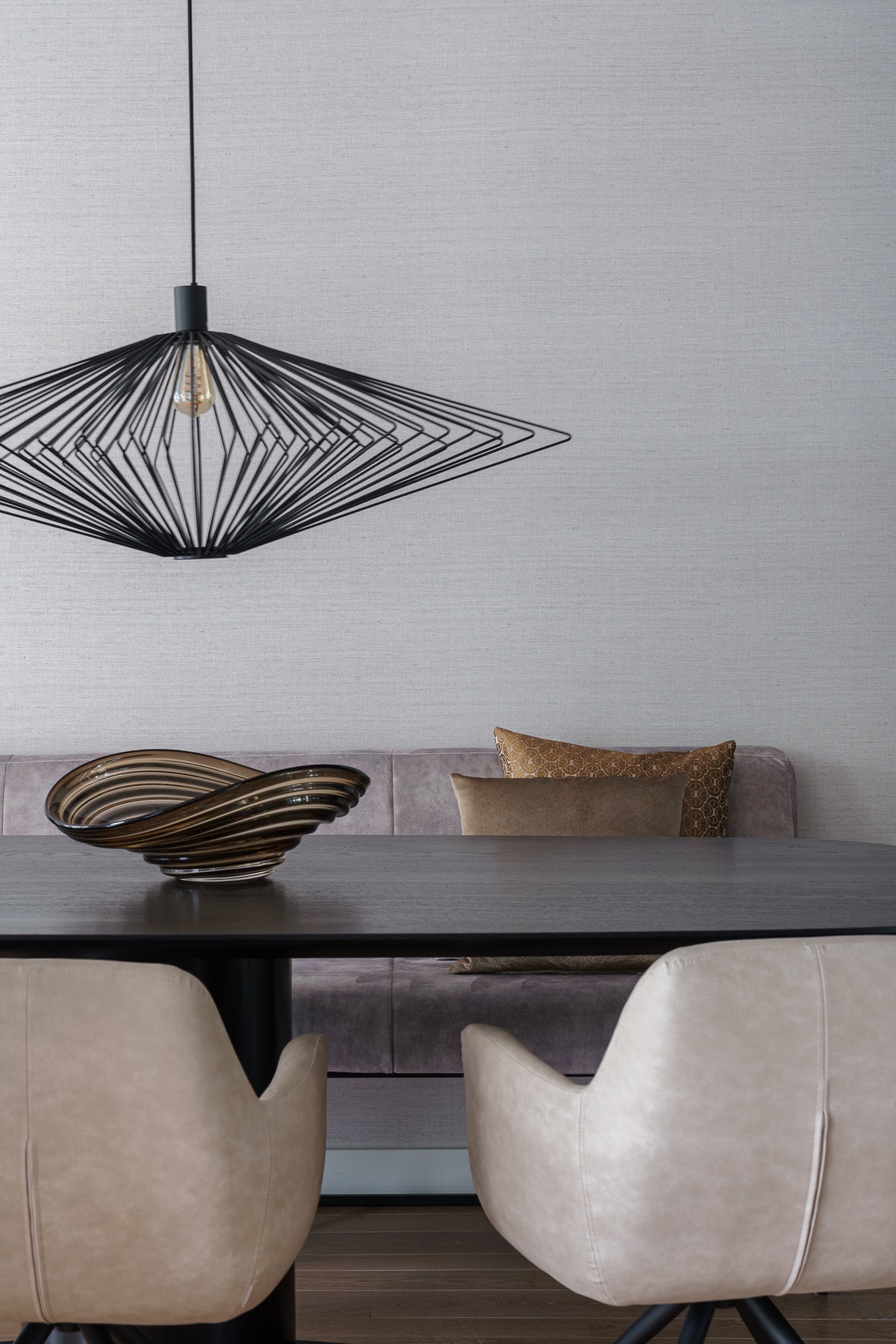 Rustig en verfijnd interieur met maatwerk en warme materialen-Angela Dam-compleet interieur,houtstructuren,kleur- en materiaaladvies,modern interieur,natureltinten,royale woning,totaalinterieur,verfijnd interieur,warme materialen,zwarte accenten-Rustig en verfijnd interieur met maatwerk-OBLY