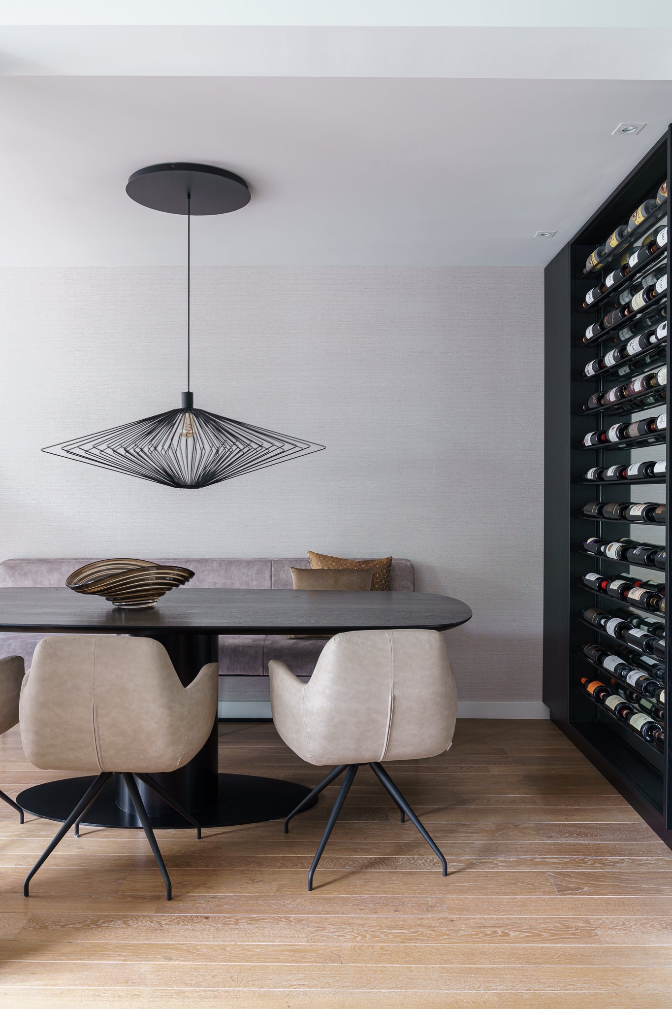 Rustig en verfijnd interieur met maatwerk en warme materialen-Angela Dam-compleet interieur,houtstructuren,kleur- en materiaaladvies,modern interieur,natureltinten,royale woning,totaalinterieur,verfijnd interieur,warme materialen,zwarte accenten-Rustig en verfijnd interieur met maatwerk-OBLY