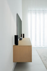 Rustig maatwerk interieur met licht eikenhout-Witteveen interieur architecten-badkamermeubel maatwerk,eikenhouten kasten,garderobekast op maat,licht interieur ontwerp,moderne opbergoplossingen,slaapkamerkasten,thuiswerkplek op maat,tv meubel op maat-Maatwerk Interieur met Licht Eikenhout en Slimme Opbergruimte-OBLY