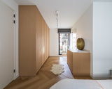 Rustig maatwerk interieur met licht eikenhout-Witteveen interieur architecten-badkamermeubel maatwerk,eikenhouten kasten,garderobekast op maat,licht interieur ontwerp,moderne opbergoplossingen,slaapkamerkasten,thuiswerkplek op maat,tv meubel op maat-Maatwerk Interieur met Licht Eikenhout en Slimme Opbergruimte-OBLY