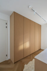 Rustig maatwerk interieur met licht eikenhout-Witteveen interieur architecten-badkamermeubel maatwerk,eikenhouten kasten,garderobekast op maat,licht interieur ontwerp,moderne opbergoplossingen,slaapkamerkasten,thuiswerkplek op maat,tv meubel op maat-Maatwerk Interieur met Licht Eikenhout en Slimme Opbergruimte-OBLY