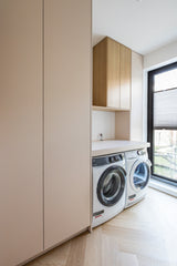 Rustig maatwerk interieur met licht eikenhout-Witteveen interieur architecten-badkamermeubel maatwerk,eikenhouten kasten,garderobekast op maat,licht interieur ontwerp,moderne opbergoplossingen,slaapkamerkasten,thuiswerkplek op maat,tv meubel op maat-Maatwerk Interieur met Licht Eikenhout en Slimme Opbergruimte-OBLY