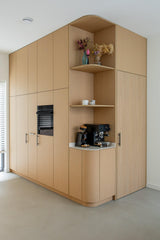 Rustig maatwerk interieur met licht eikenhout-Witteveen interieur architecten-badkamermeubel maatwerk,eikenhouten kasten,garderobekast op maat,licht interieur ontwerp,moderne opbergoplossingen,slaapkamerkasten,thuiswerkplek op maat,tv meubel op maat-Maatwerk Interieur met Licht Eikenhout en Slimme Opbergruimte-OBLY