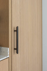 Rustig maatwerk interieur met licht eikenhout-Witteveen interieur architecten-badkamermeubel maatwerk,eikenhouten kasten,garderobekast op maat,licht interieur ontwerp,moderne opbergoplossingen,slaapkamerkasten,thuiswerkplek op maat,tv meubel op maat-Maatwerk Interieur met Licht Eikenhout en Slimme Opbergruimte-OBLY