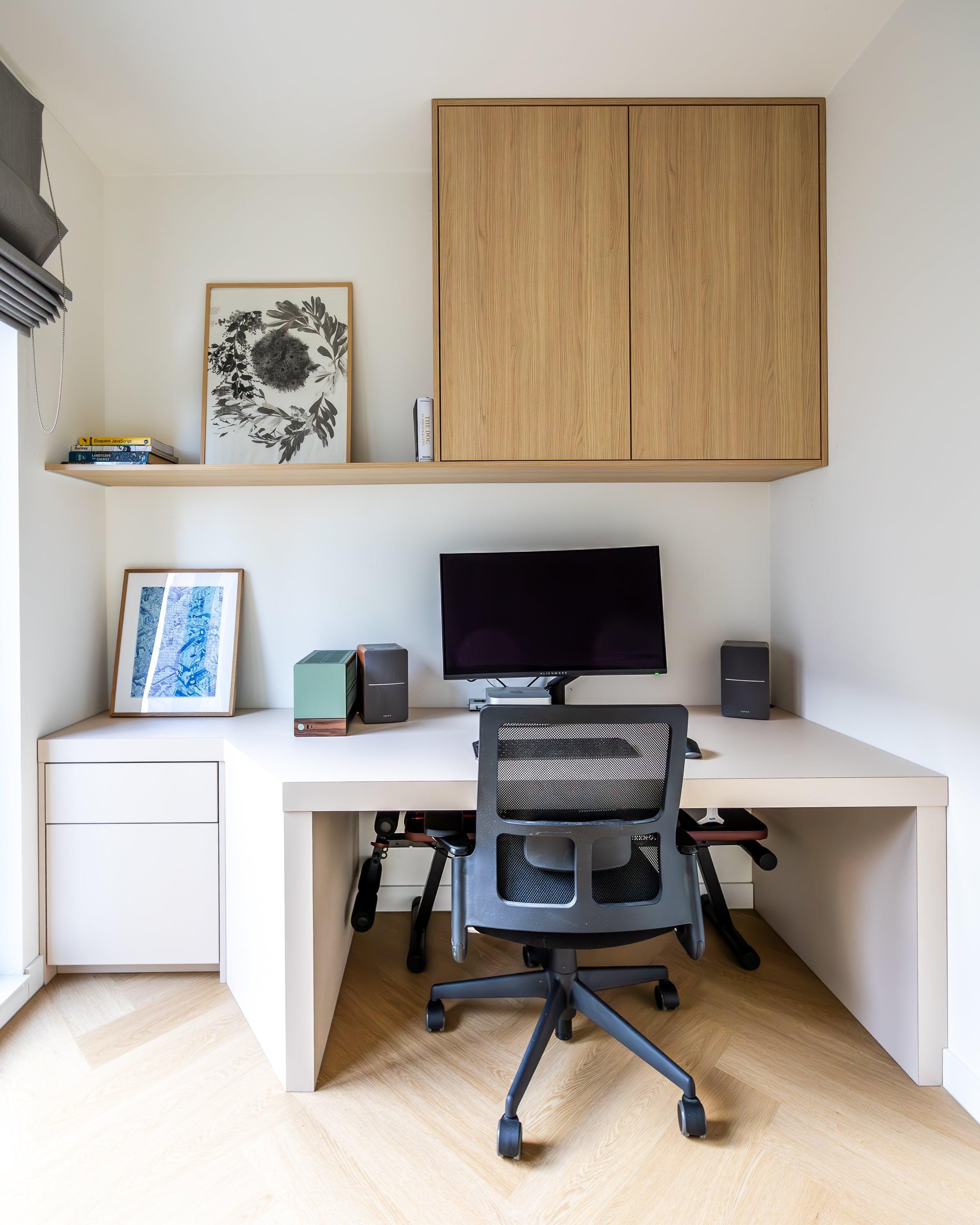 Rustig maatwerk interieur met licht eikenhout-Witteveen interieur architecten-badkamermeubel maatwerk,eikenhouten kasten,garderobekast op maat,licht interieur ontwerp,moderne opbergoplossingen,slaapkamerkasten,thuiswerkplek op maat,tv meubel op maat-Maatwerk Interieur met Licht Eikenhout en Slimme Opbergruimte-OBLY