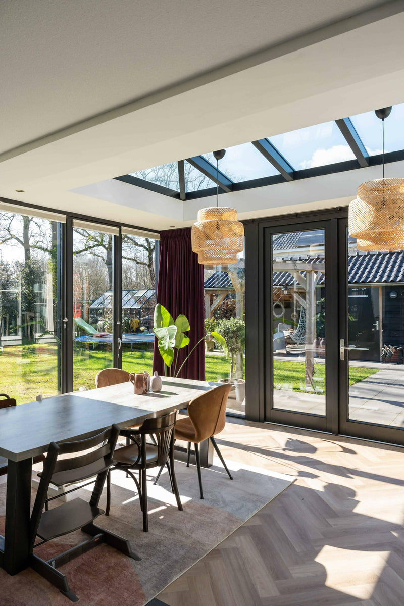 Schilddak in een stijlvolle eetkamer-De Lichtstraat Expert-Uitbouw-Schilddak in een stijlvolle eetkamer-OBLY