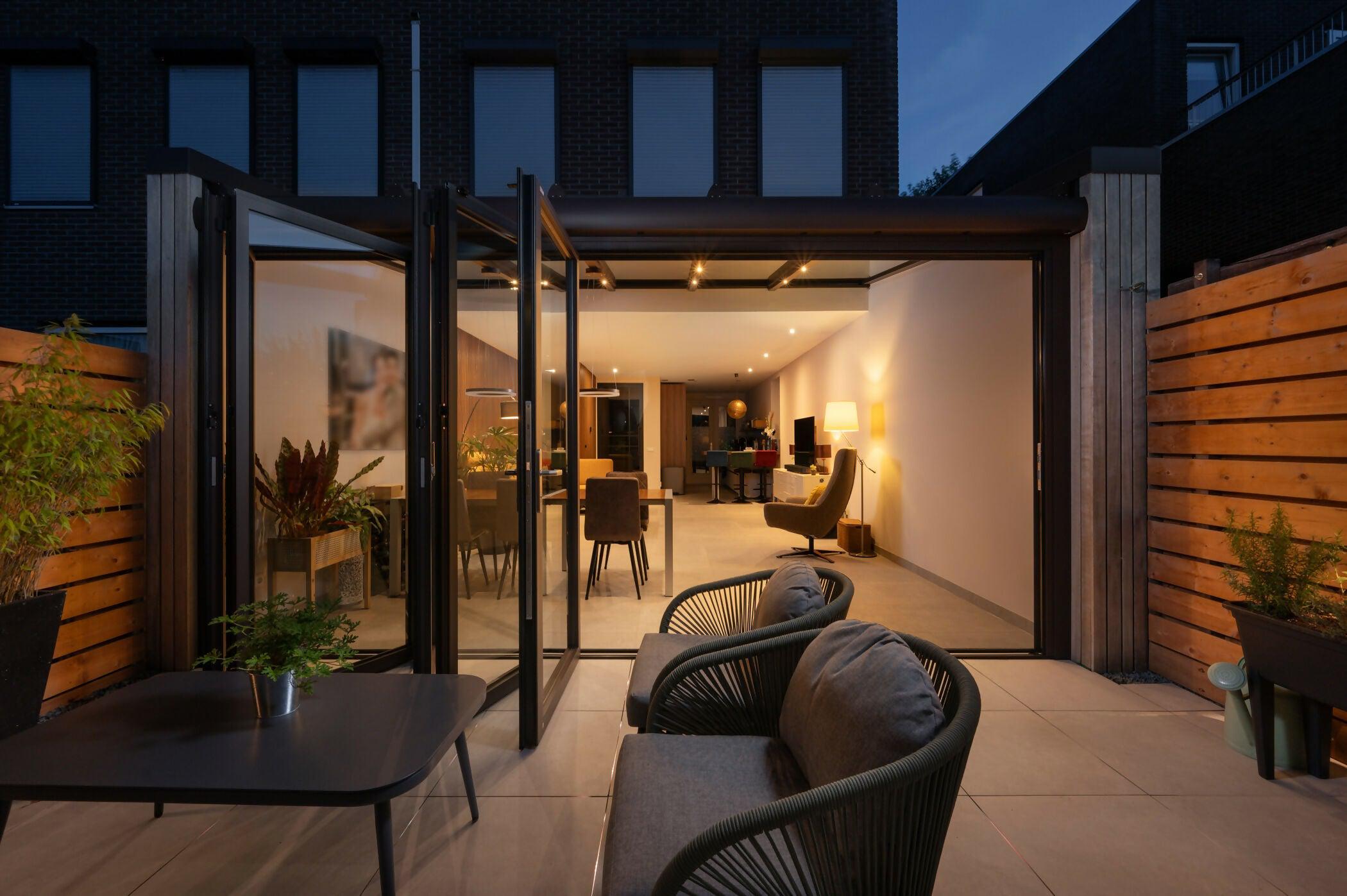 Serre met Vouwwand: Een Perfecte Verbinding Tussen Binnen en Buiten-Busscher Serrebouw-Aanbouw,binnen buiten wonen,glazen serre aanbouw,moderne serre woning,serre met glasdak,serre met vouwwand-Serre met Vouwwand | Lichte Woonkameruitbreiding-OBLY
