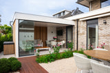 Sfeervolle designtuin met tuinkamer en buitenkeuken-Leonardus buiten-bamboevlonder tuin,big green egg tuin,designtuin den haag,glazen schuifwanden,luxe buitenleven,luxe tuinkamer,moderne stadstuin,tuin,tuinontwerp den haag-Moderne tuin met tuinkamer en glazen schuifwanden-OBLY