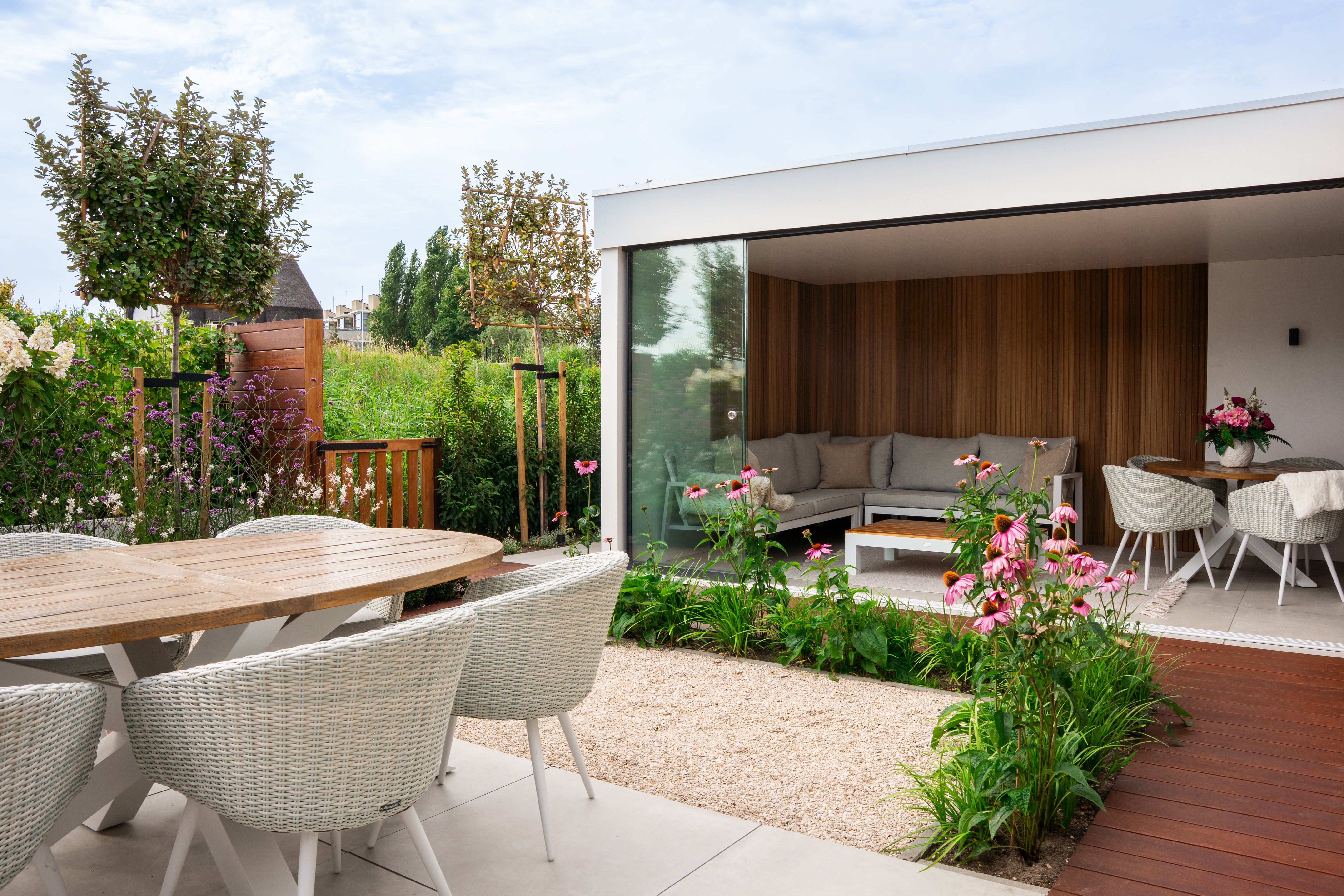 Sfeervolle designtuin met tuinkamer en buitenkeuken-Leonardus buiten-bamboevlonder tuin,big green egg tuin,designtuin den haag,glazen schuifwanden,luxe buitenleven,luxe tuinkamer,moderne stadstuin,tuin,tuinontwerp den haag-Moderne tuin met tuinkamer en glazen schuifwanden-OBLY