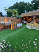 Sfeervolle villatuin met rietgedekt buitenverblijf-Leonardus buiten-exclusieve tuinontwerp,hardhouten vlonder,landelijke moderne tuin,luxe buitenleven,luxe tuin inspiratie,rietgedekt buitenverblijf,sfeervolle villatuin,tuin,villatuin-Luxe villatuin met rietgedekt buitenverblijf-OBLY