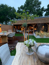 Sfeervolle villatuin met rietgedekt buitenverblijf-Leonardus buiten-exclusieve tuinontwerp,hardhouten vlonder,landelijke moderne tuin,luxe buitenleven,luxe tuin inspiratie,rietgedekt buitenverblijf,sfeervolle villatuin,tuin,villatuin-Luxe villatuin met rietgedekt buitenverblijf-OBLY