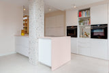 Slimme maatwerkoplossingen in een moderne gezinswoning-oker&goud-boekenkast op maat,kleur- en materiaaladvies,modern interieur,moderne woning,open leefruimte,terrazzo,trapmeubel,woonkeuken-Moderne gezinswoning met maatwerk interieur | OKER&GOUD-OBLY