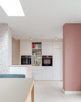 Slimme maatwerkoplossingen in een moderne gezinswoning-oker&goud-boekenkast op maat,kleur- en materiaaladvies,modern interieur,moderne woning,open leefruimte,terrazzo,trapmeubel,woonkeuken-Moderne gezinswoning met maatwerk interieur | OKER&GOUD-OBLY