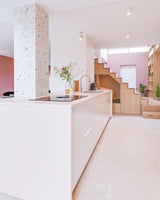 Slimme maatwerkoplossingen in een moderne gezinswoning-oker&goud-boekenkast op maat,kleur- en materiaaladvies,modern interieur,moderne woning,open leefruimte,terrazzo,trapmeubel,woonkeuken-Moderne gezinswoning met maatwerk interieur | OKER&GOUD-OBLY