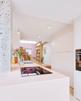 Slimme maatwerkoplossingen in een moderne gezinswoning-oker&goud-boekenkast op maat,kleur- en materiaaladvies,modern interieur,moderne woning,open leefruimte,terrazzo,trapmeubel,woonkeuken-Moderne gezinswoning met maatwerk interieur | OKER&GOUD-OBLY