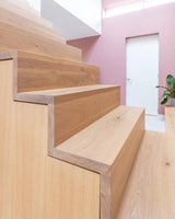 Slimme maatwerkoplossingen in een moderne gezinswoning-oker&goud-boekenkast op maat,kleur- en materiaaladvies,modern interieur,moderne woning,open leefruimte,terrazzo,trapmeubel,woonkeuken-Moderne gezinswoning met maatwerk interieur | OKER&GOUD-OBLY