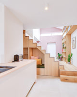 Slimme maatwerkoplossingen in een moderne gezinswoning-oker&goud-boekenkast op maat,kleur- en materiaaladvies,modern interieur,moderne woning,open leefruimte,terrazzo,trapmeubel,woonkeuken-Moderne gezinswoning met maatwerk interieur | OKER&GOUD-OBLY