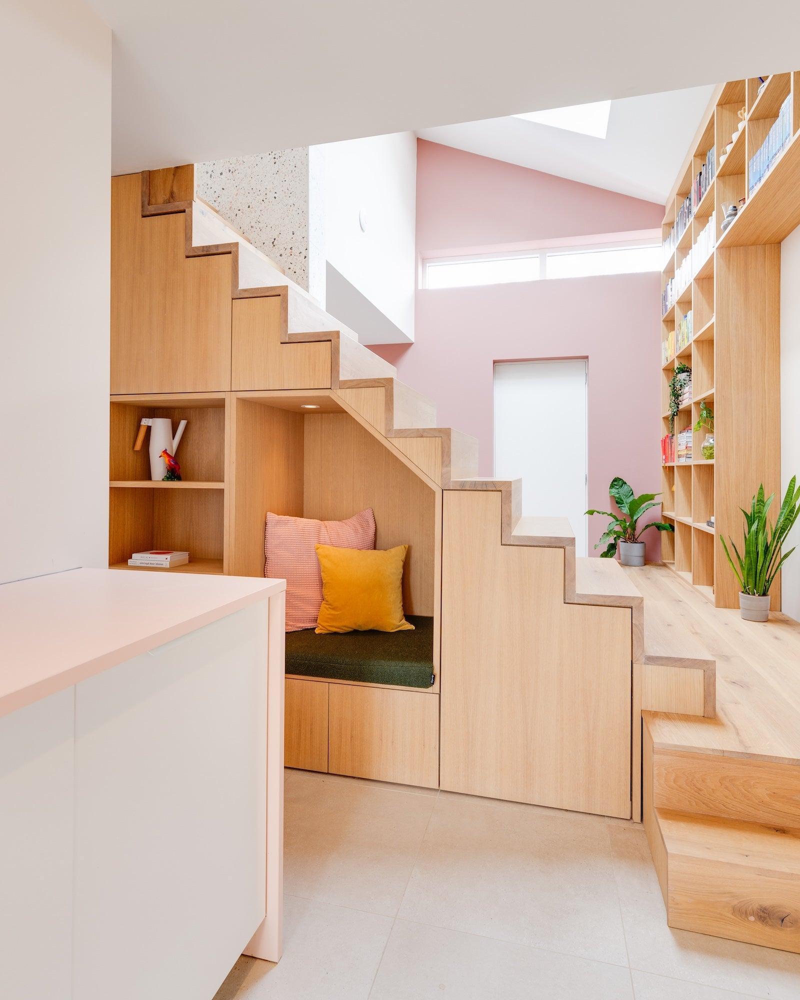 Slimme maatwerkoplossingen in een moderne gezinswoning-oker&goud-boekenkast op maat,kleur- en materiaaladvies,modern interieur,moderne woning,open leefruimte,terrazzo,trapmeubel,woonkeuken-Moderne gezinswoning met maatwerk interieur | OKER&GOUD-OBLY