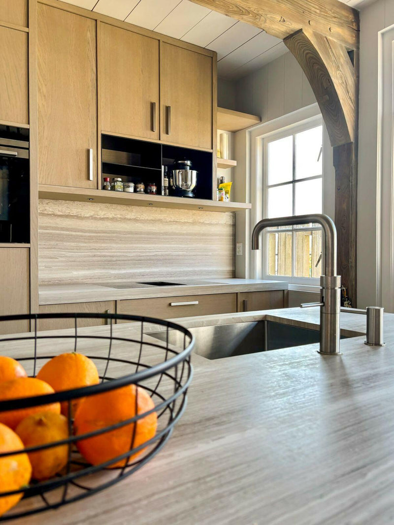 Speelse maatwerk keuken in traditionele Zaanse woning-Studio A-keuken-Ruim keukenontwerp in Zaanse woning Oostknollendam | Studio Å-OBLY