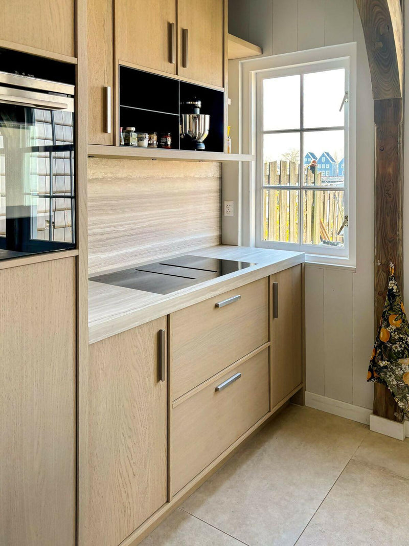 Speelse maatwerk keuken in traditionele Zaanse woning-Studio A-keuken-Ruim keukenontwerp in Zaanse woning Oostknollendam | Studio Å-OBLY