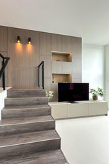 Split-level woning met maatwerk interieur-Joolsdesign-Gietvloer,groene keuken,interieur verbouwing,Interieurontwerp,Keuken inspiratie,Maatwerk interieur,Maatwerk kast,maatwerk keuken,split level woning,Traprenovatie,TV meubel,woonkamer inspiratie-Split-level woning met maatwerk interieur | Joolsdesign-OBLY
