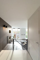 Split-level woning met maatwerk interieur-Joolsdesign-Gietvloer,groene keuken,interieur verbouwing,Interieurontwerp,Keuken inspiratie,Maatwerk interieur,Maatwerk kast,maatwerk keuken,split level woning,Traprenovatie,TV meubel,woonkamer inspiratie-Split-level woning met maatwerk interieur | Joolsdesign-OBLY