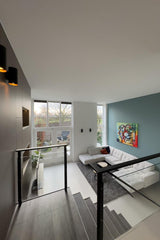 Split-level woning met maatwerk interieur-Joolsdesign-Gietvloer,groene keuken,interieur verbouwing,Interieurontwerp,Keuken inspiratie,Maatwerk interieur,Maatwerk kast,maatwerk keuken,split level woning,Traprenovatie,TV meubel,woonkamer inspiratie-Split-level woning met maatwerk interieur | Joolsdesign-OBLY