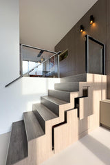 Split-level woning met maatwerk interieur-Joolsdesign-Gietvloer,groene keuken,interieur verbouwing,Interieurontwerp,Keuken inspiratie,Maatwerk interieur,Maatwerk kast,maatwerk keuken,split level woning,Traprenovatie,TV meubel,woonkamer inspiratie-Split-level woning met maatwerk interieur | Joolsdesign-OBLY