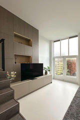 Split-level woning met maatwerk interieur-Joolsdesign-Gietvloer,groene keuken,interieur verbouwing,Interieurontwerp,Keuken inspiratie,Maatwerk interieur,Maatwerk kast,maatwerk keuken,split level woning,Traprenovatie,TV meubel,woonkamer inspiratie-Split-level woning met maatwerk interieur | Joolsdesign-OBLY