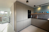 Split-level woning met maatwerk interieur-Joolsdesign-Gietvloer,groene keuken,interieur verbouwing,Interieurontwerp,Keuken inspiratie,Maatwerk interieur,Maatwerk kast,maatwerk keuken,split level woning,Traprenovatie,TV meubel,woonkamer inspiratie-Split-level woning met maatwerk interieur | Joolsdesign-OBLY