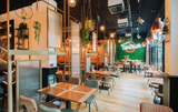 Stalen Roomdividers in een restaurant-Stalen Roomdivider-Roomdivider-Stalen Roomdividers met Canuleglas -OBLY